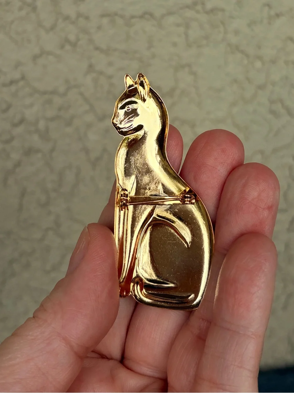 Chic Gold Cat Metal Pin - Elegant Cat Lapel Pin
